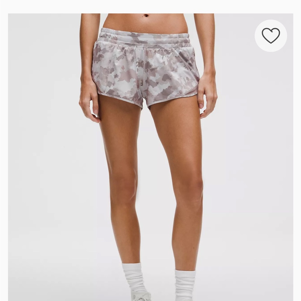Lululemon hotty hot low rise 2.5” shorts